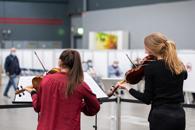 910152 Afbeelding van violisten in de XL- vaccinatielocatie in de Jaarbeurs te Utrecht, waar live klassieke muziek ...
